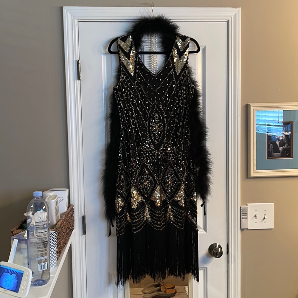 1920s Costume Dress With Feather Boa, Pearl Jewelry, … Gem